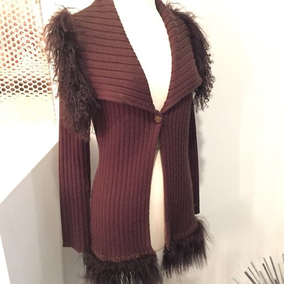 🧥Stylish Brown Sweater with Furry Fringe and Beaded Button - Size Medium 🍂🧥 - Picture 2 of 10